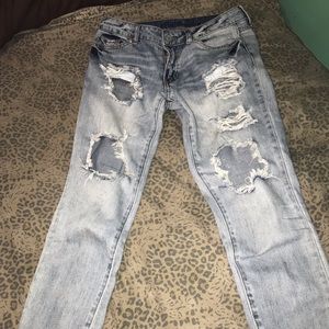 Boyfriend distressed jeans! 🥰
